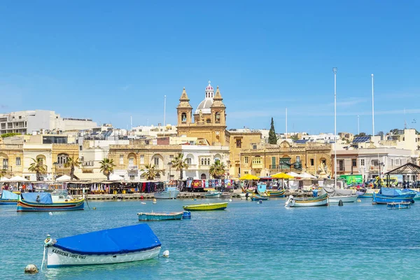 Os barcos de olhos tradicionais no porto da vila de pescadores Marsaxlokk em Malta — Fotografia de Stock