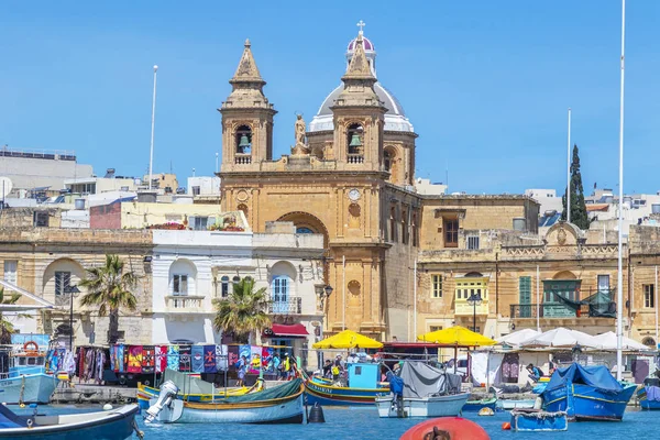 Los barcos de ojos tradicionales en el puerto del pueblo pesquero de Marsaxlokk en Malta — Foto de Stock