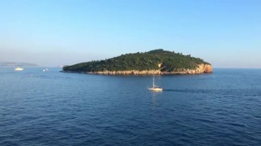 Güzel Adriyatik deniz yelkenli yatı manzarası, Dubrovnik 'ten Lokrum adası