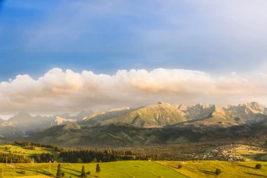 Dağ günbatımı - Tatras - yüksek dağ Avrupa'da. Polonya taraftan görüntüleyin. Kuzey yüzleri.