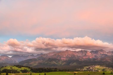 Dağ günbatımı - Tatras - yüksek dağ Avrupa'da. Polonya taraftan görüntüleyin. Kuzey yüzleri.