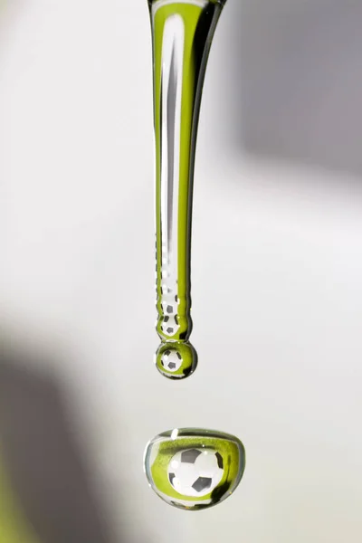 Futebol Ligeiro Gotas Água Limpa Com Reflexão Bola Futebol — Fotografia de Stock