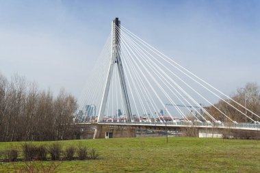 Modern asma köprü. Varşova, Polonya.