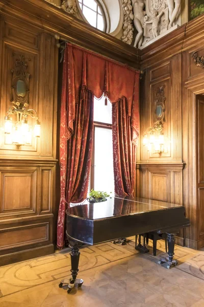 Sala Ballo Lusso Con Vecchio Pianoforte — Foto Stock