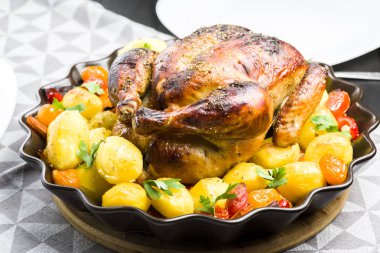 Kızartma tavuk patates ve diğer sebzeler ile