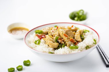 pilav tavuk ve sebze susam serpilir ile