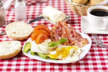 avokado ve domatesli pastırma ve yumurta.