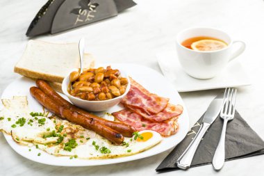 Sadece bir fincan çayla İngiliz kahvaltısı - güçlü bir miktar kalori tüm gün için enerji sağlayacaktır.