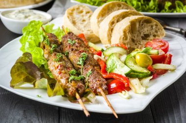 Sebze salatası ile kıyılmış et şiş