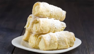 Ricotta peynirli kremayla doldurulmuş ev yapımı cannoli - Sicilya tatlısı