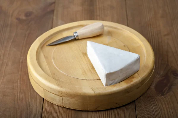 Plateau Fromage Couteau Sur Table Bois — Photo