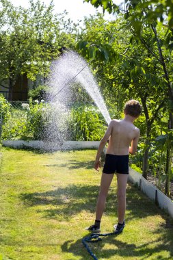 bahçede Çim Sulama çocuk