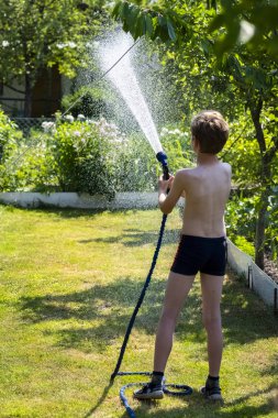 bahçede Çim Sulama çocuk