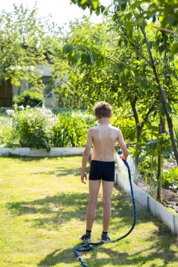 bahçede Çim Sulama çocuk