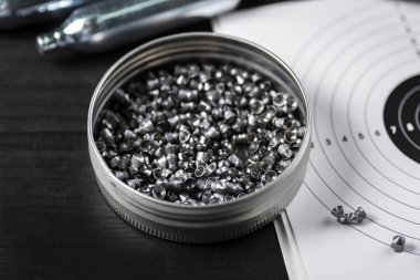 keskin bir ipucu ile kurşun çekim için bir airgun mermiler