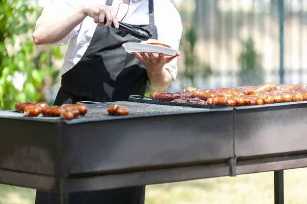 Szef Kuchni Przygotowuje Potrawy Grilla — Zdjęcie stockowe