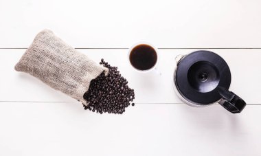 kahve çekirdekleri mutfak tezgahına dağınık