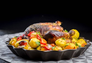 Kızartma tavuk patates ve diğer sebzeler ile