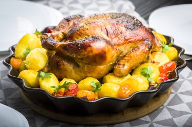 Kızartma tavuk patates ve diğer sebzeler ile