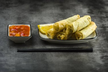 Sebze, çubuk ve tatlı ekşi soslu börek.