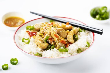 pilav tavuk ve sebze susam serpilir ile