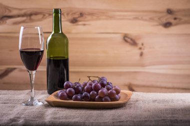 Peynir tabağı ve şarap. Hafif bir atıştırmalık.