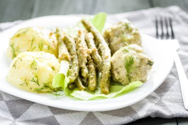 Dereotu soslu köfte, patates ve yeşil fasulye.