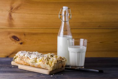 Bir bardak süt ile hizmet ezilmiş süt Maya kek puding ve ravent serpilir