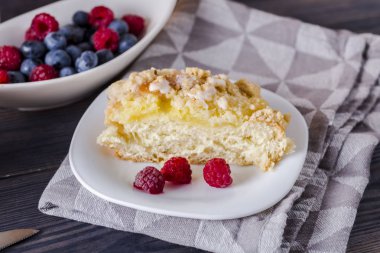 Bir bardak süt ile hizmet ezilmiş süt Maya kek puding ve ravent serpilir