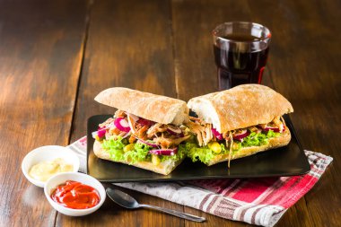 domuz sandviç siyah plaka üzerine çekti