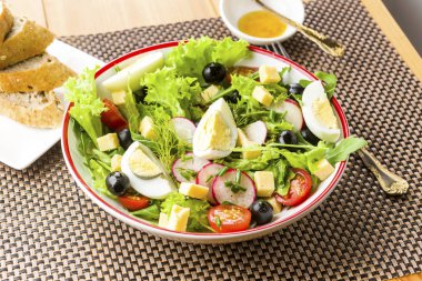 Hafif yemek - rucola, domates, yumurta ve zeytin salatası