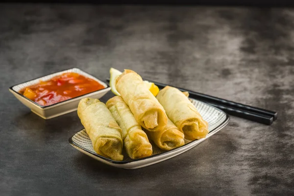 Frühlingsrollen Mit Gemüse Stäbchen Und Süß Saurer Sauce — Stockfoto