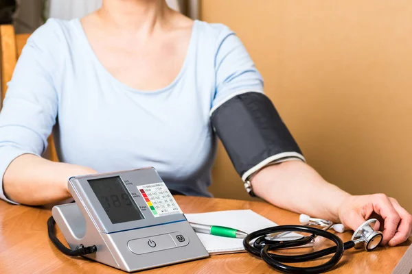 Self Contained Blood Pressure Measurement Home — Stock Photo, Image