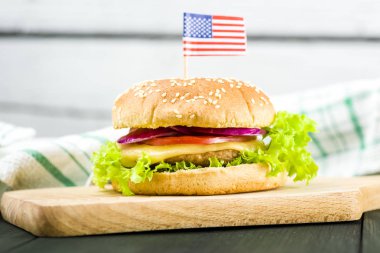 Amerikan çizburgeri hızlı ve lezzetli breakfast beyaz arka plan üzerinde
