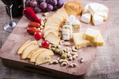 Peynir tabağı ve şarap. Hafif bir atıştırmalık.