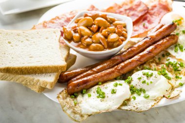 Sadece bir fincan çayla İngiliz kahvaltısı - güçlü bir miktar kalori tüm gün için enerji sağlayacaktır.