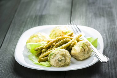 Dereotu soslu köfte, patates ve yeşil fasulye.