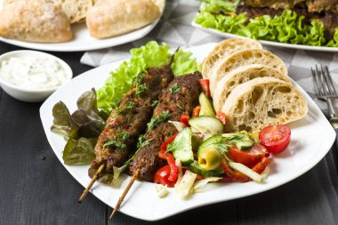 Sebze salatası ile kıyılmış et şiş