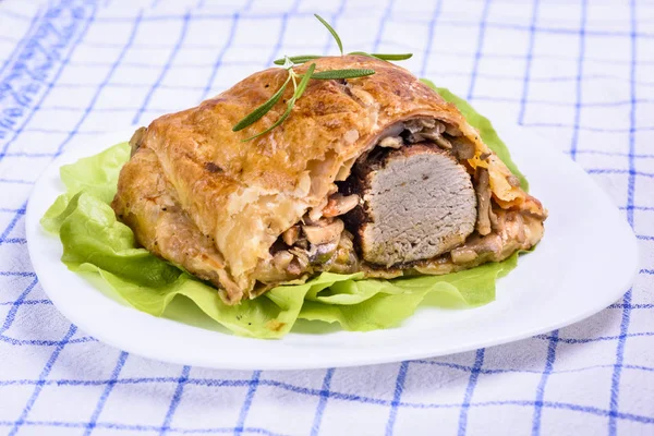 Schweinefilet Blätterteig Mit Pilzen Gebacken — Stockfoto