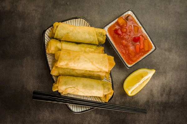 Rouleaux Printemps Aux Légumes Baguettes Sauce Aigre Douce — Photo