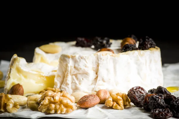 Camembert Com Nozes Frutas Mel Uma Mesa Madeira — Fotografia de Stock