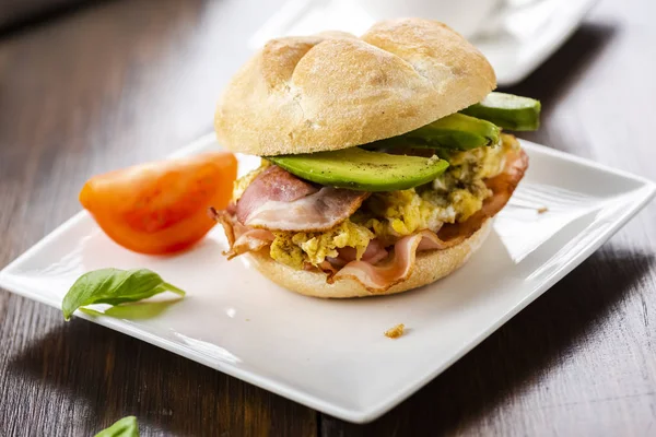 Speck Und Eier Mit Avocado Und Tomate — Stockfoto