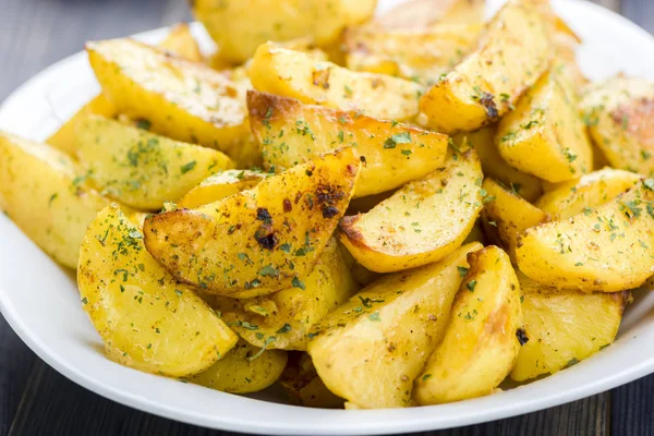 Çeyrek kesilmiş kızarmış patatesli tabak.