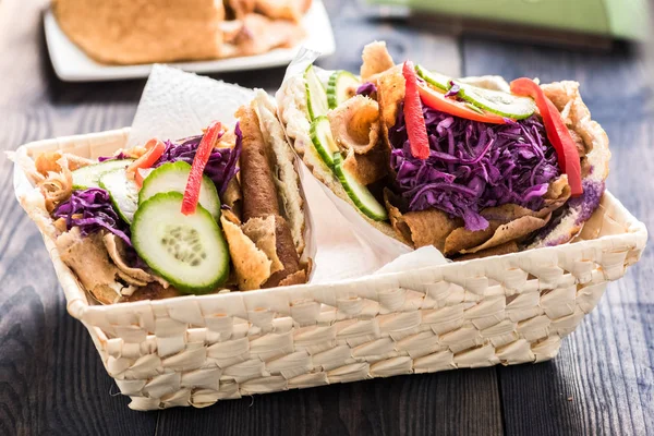 Kebap - et sebzeli pide ekmek rulo