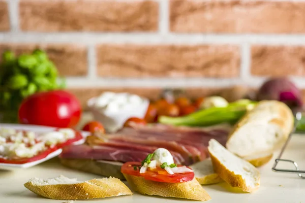 Bruschetta Con Tomates Mozzarella Jamón Parma Albahaca Sazonado Con Orégano —  Fotos de Stock