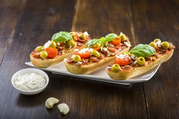 Mini Pizza Und Aufläufe Leckere Snacks Mit Wurst Und Gemüse — Stockfoto