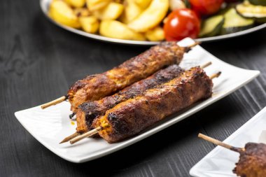 sopa üzerinde Kebap kavrulmuş sebze ile devam eder.