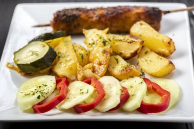 sopa üzerinde Kebap kavrulmuş sebze ile devam eder.