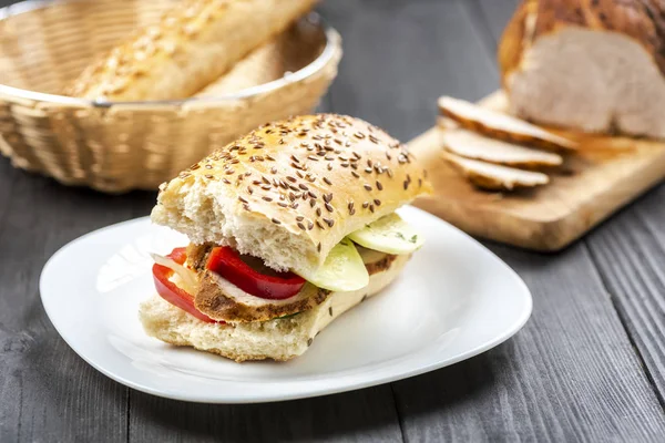 Sándwich Jamón Asado Casero Bollo Con Granos — Foto de Stock