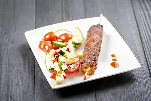 Kebab Bastoncini Serviti Con Verdure Arrosto — Foto Stock